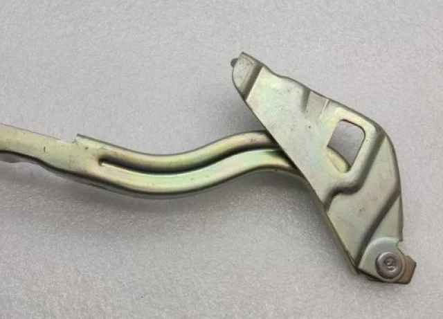 Петля капота правая для Hyundai Solaris 1 рестайлинг 2014-2017 на фотографиях