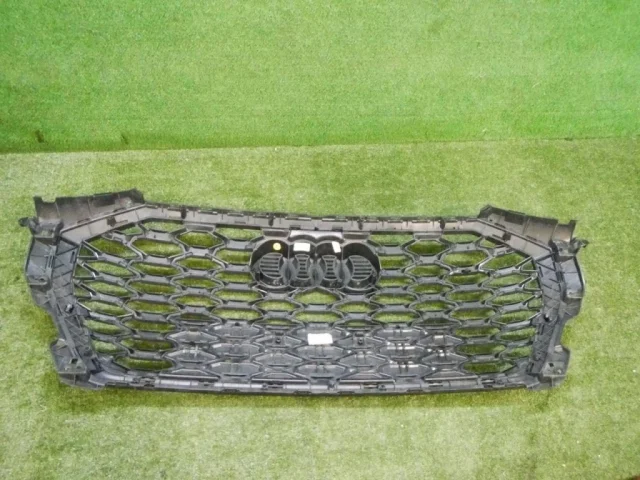 Решетка радиатора для Audi Q3 F3 2018+ на фотографиях