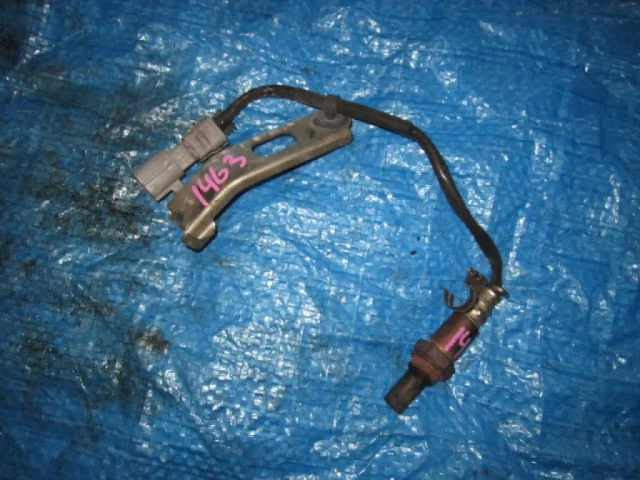 Лямбда-зонд (верхний) для Toyota RAV4 XA30 2005-2012 на фотографиях