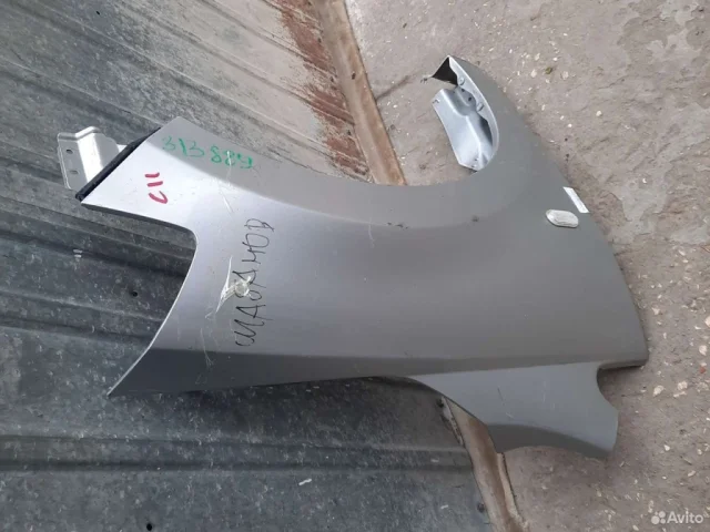 Крылья для Nissan Tiida SC11 Седан 2007-2014 на фотографиях