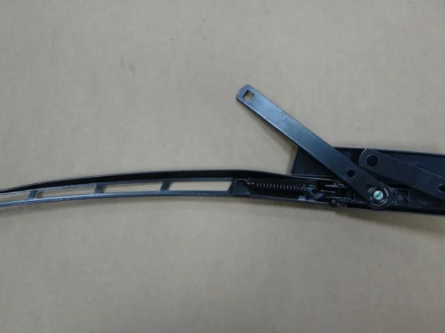 Поводок лобового стеклоочистителя правый для Audi Q7 4L 2005-2015 на фотографиях