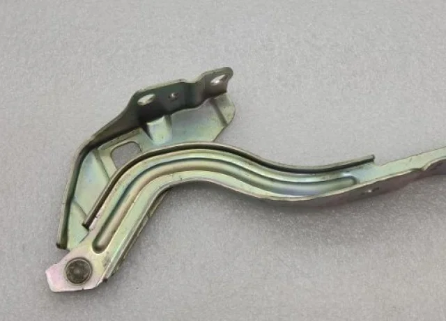 Петля капота правая для Hyundai Solaris 1 рестайлинг 2014-2017 на фотографиях