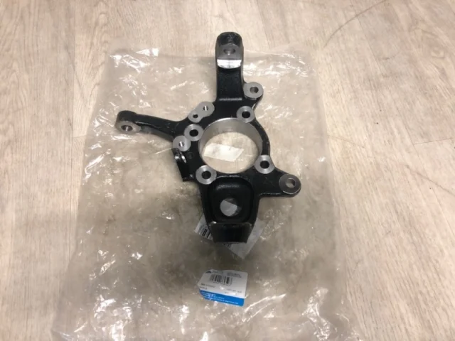 Кулак поворотный правый для Mitsubishi Pajero V90 5dr 2006-2011 на фотографиях