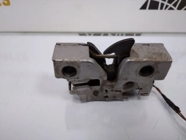 Замок капота для Skoda Rapid I rest NH3 2017-2020 на фотографиях