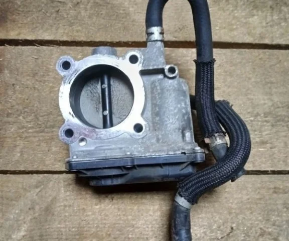 Дроссельная заслонка для Toyota RAV4 XA40 2013-2015 на фотографиях