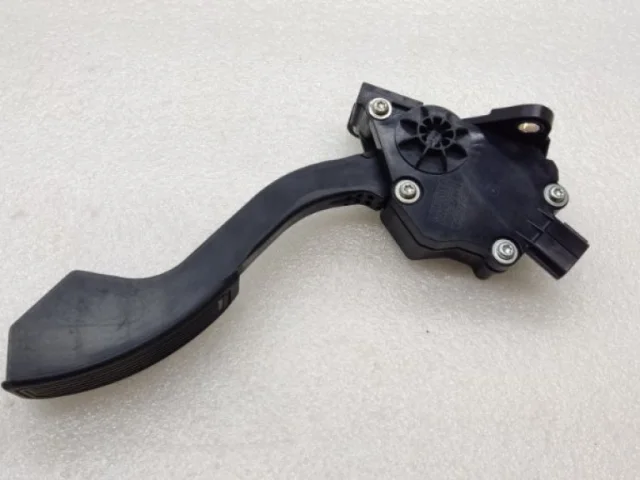 Электронная педаль газа для Toyota RAV4 XA30 2005-2012 на фотографиях