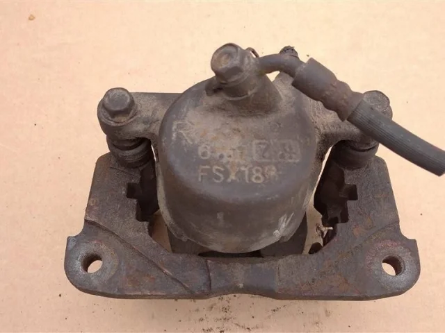 Суппорт передний правый для Toyota RAV4 XA20 2000-2005 на фотографиях