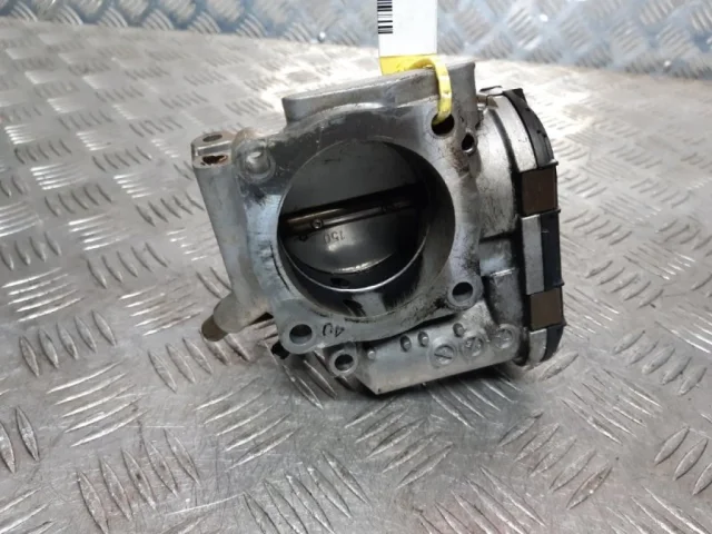 Дроссельная заслонка для Audi A4 B6 2000-2004 на фотографиях