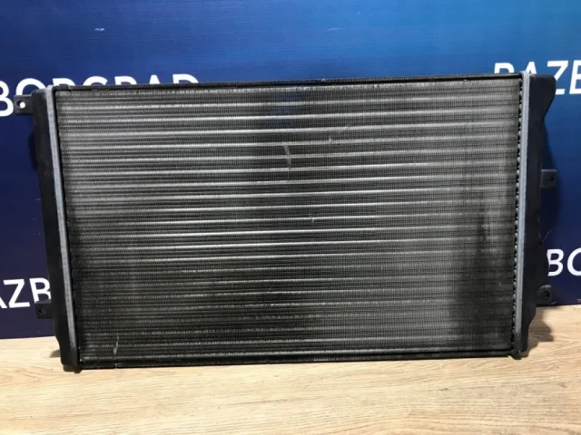 Радиатор охлаждения ДВС для Volkswagen Golf VI (5K) 2008-2012 на фотографиях