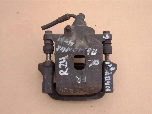 Суппорт передний правый для Toyota RAV4 XA20 2000-2005 на фотографиях