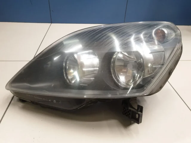 Фары для Opel Zafira B 2005-2015 на фотографиях