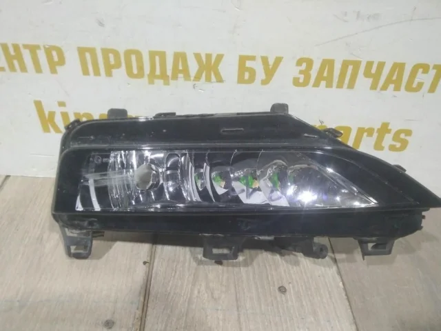 Противотуманка (ПТФ) передняя правая для Skoda Rapid II 2020+ на фотографиях