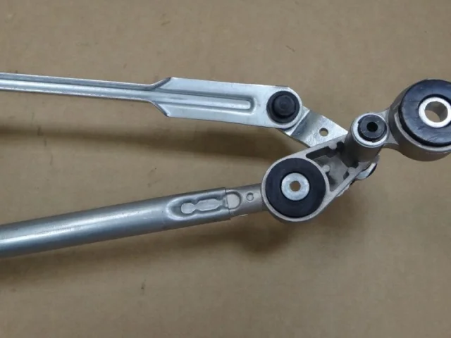 Трапеция стеклоочистителей для Audi Q7 4L 2005-2015 на фотографиях