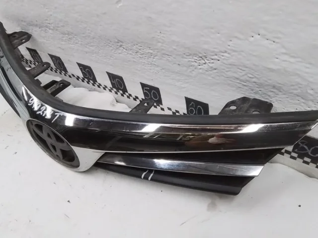 Решетка радиатора для Toyota Corolla E160/E180 Седан (RU) 2012-2016 на фотографиях