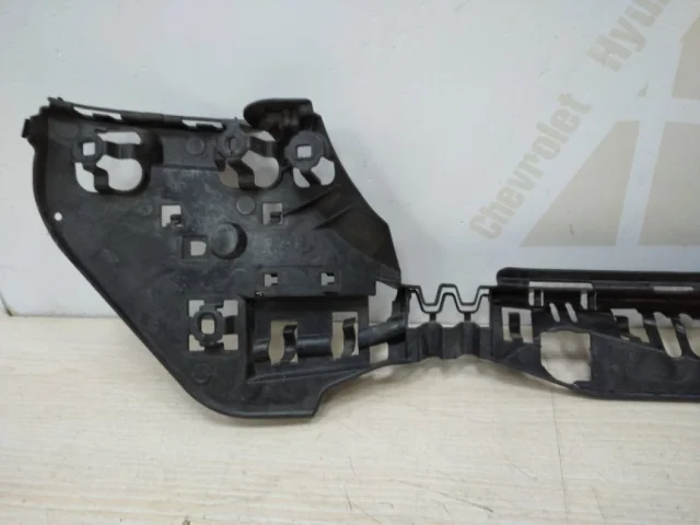 Направляющая бампера задняя левая для BMW 5er G30 2016-2023 на фотографиях