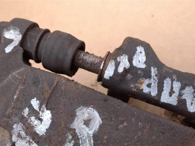 Суппорт передний правый для Toyota RAV4 XA20 2000-2005 на фотографиях