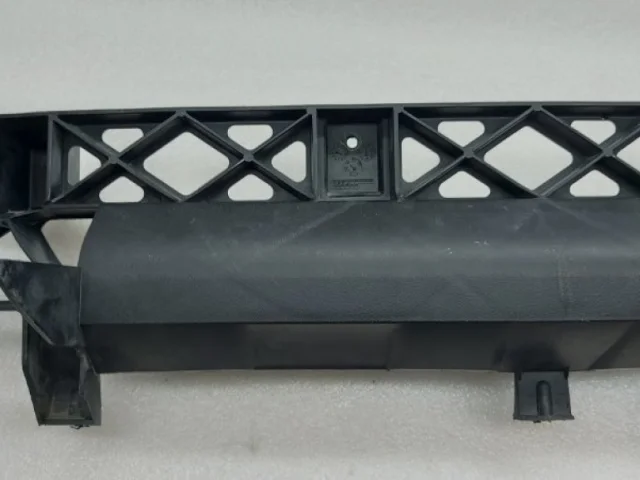 Кронштейн заднего бампера левый для Audi Q7 4L 2005-2015 на фотографиях