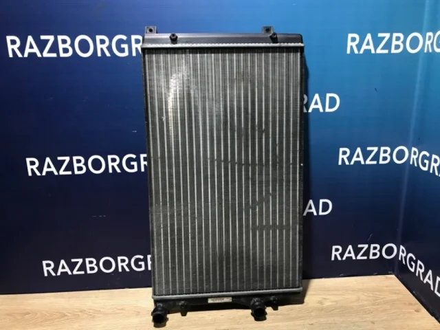 Радиатор охлаждения ДВС для Volkswagen Golf VI (5K) 2008-2012 на фотографиях