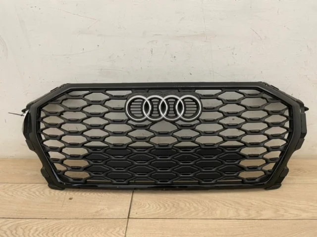 Решетка радиатора для Audi Q3 F3 2018+ на фотографиях