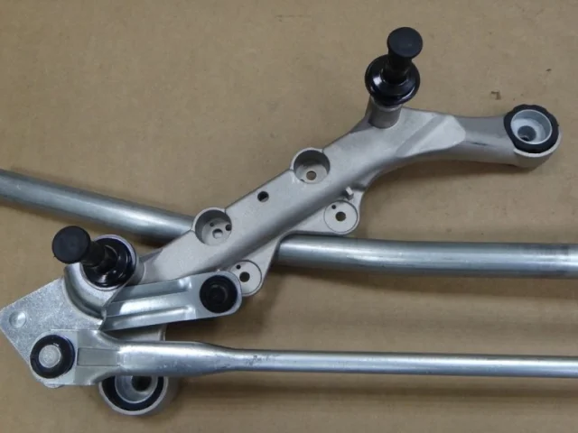 Трапеция стеклоочистителей для Audi Q7 4L 2005-2015 на фотографиях