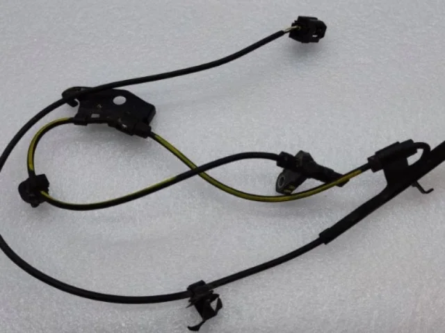 Датчик ABS передний правый для Toyota RAV4 XA30 2005-2012 на фотографиях