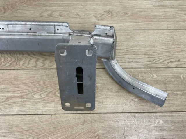 Усилитель бампера передний верхний для Audi Q7 4M 2015+ на фотографиях