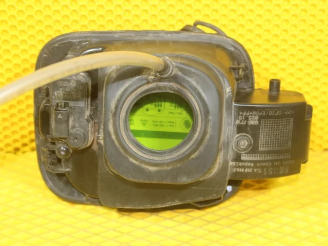 Лючок топливного бака для Skoda Rapid I NH3 2012-2017 на фотографиях