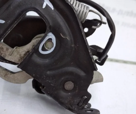 Замок капота для BMW X6 G06 2019+ на фотографиях