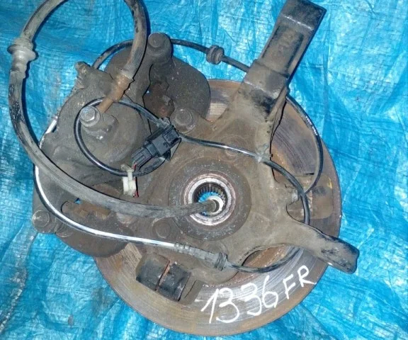 Кулак поворотный правый для Nissan Tiida SC11 Седан 2007-2014 на фотографиях