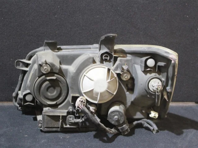 Фары для Toyota Highlander XU20 2000-2007 на фотографиях