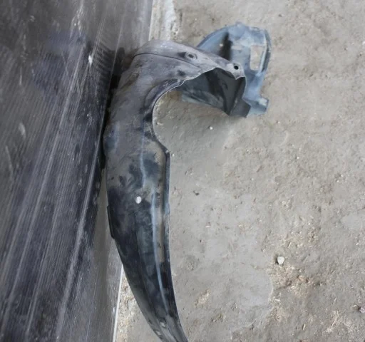 Крылья для Toyota Corolla E120/E130 Хэтчбек 2001-2007 на фотографиях