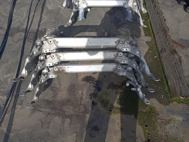 Подрамник двигателя для Audi A5 8F Купе 2007-2016 на фотографиях