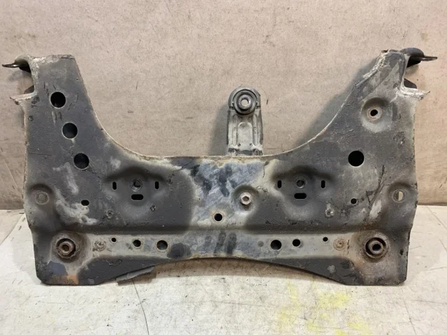 Подрамник двигателя для Nissan Note E11 2005-2012 на фотографиях