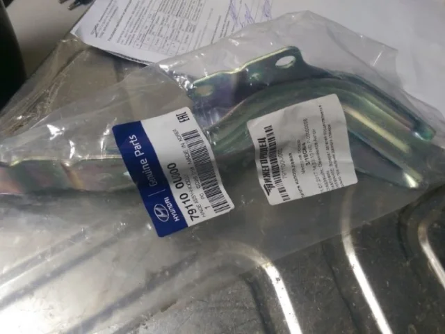 Петля капота левая для Hyundai Solaris 1 рестайлинг 2014-2017 на фотографиях