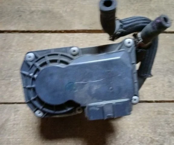 Дроссельная заслонка для Toyota RAV4 XA40 2013-2015 на фотографиях