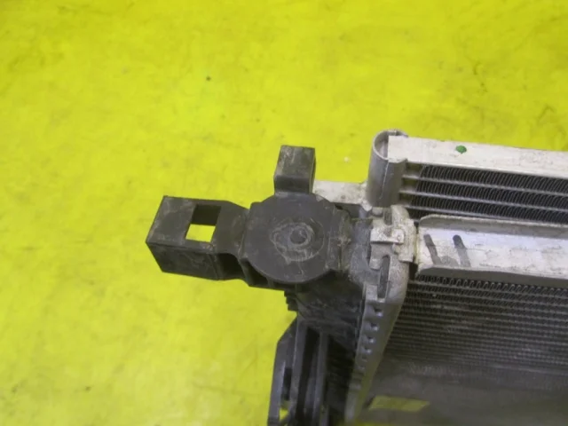 Радиатор охлаждения ДВС для Renault Sandero BS 2007-2014 на фотографиях