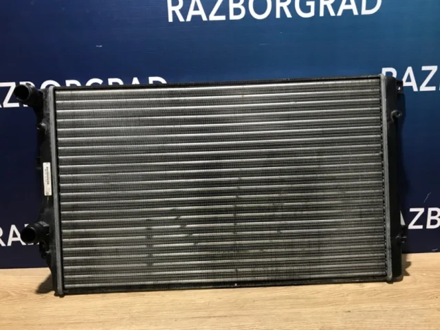 Радиатор охлаждения ДВС для Volkswagen Golf VI (5K) 2008-2012 на фотографиях
