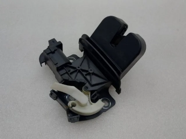 Замок багажника для Audi Q7 4L 2005-2015 на фотографиях