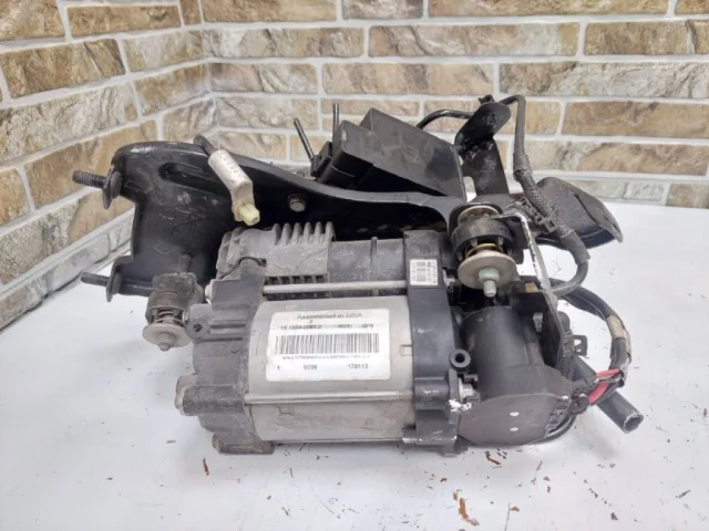 Компрессор пневмоподвески передний для Jeep Grand Cherokee 4 WK2 2010-2013 на фотографиях