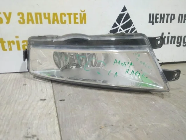 Противотуманка (ПТФ) передняя левая для Skoda Rapid I NH3 2012-2017 на фотографиях