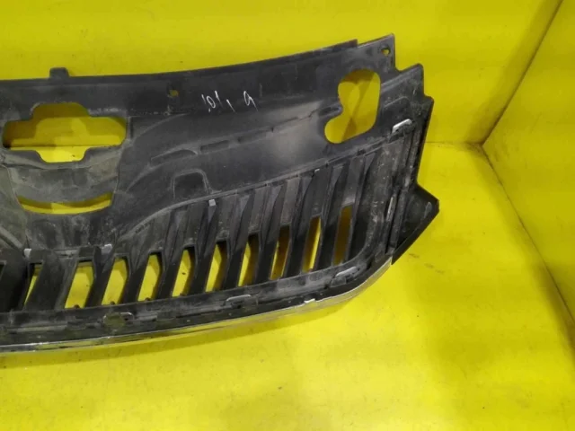 Решетка переднего бампера для Skoda Rapid I NH3 2012-2017 на фотографиях