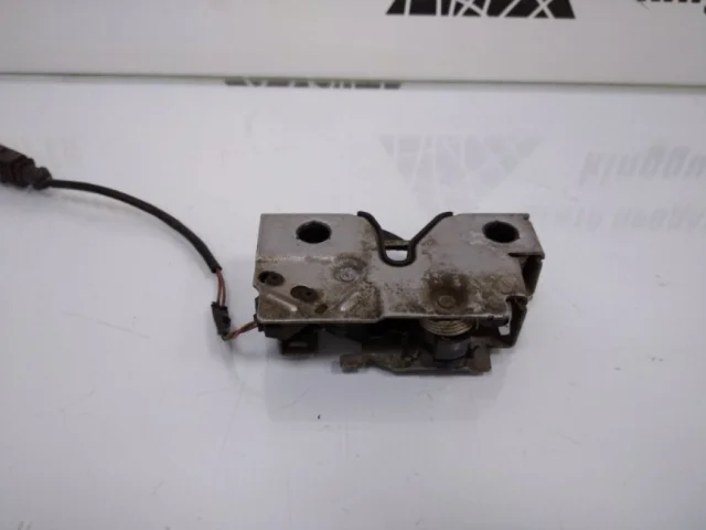 Замок капота для Skoda Rapid I rest NH3 2017-2020 на фотографиях