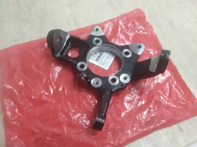 Кулак поворотный левый для Mitsubishi Pajero V90 5dr rest II 2014-2020 на фотографиях