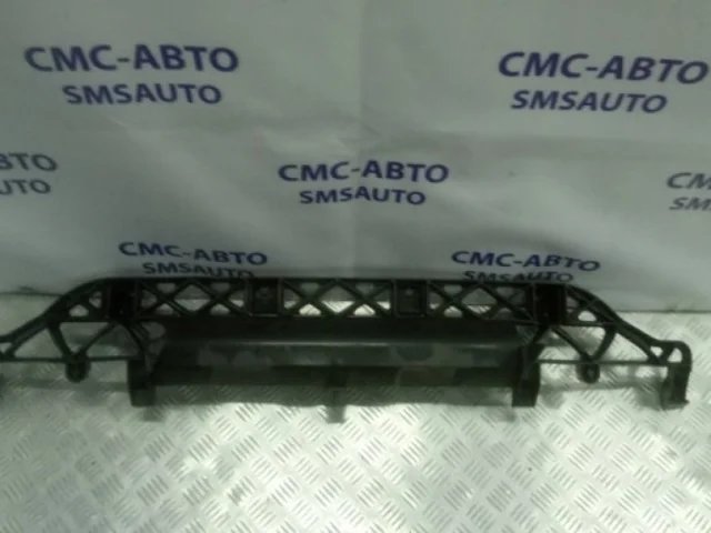 Кронштейн заднего бампера левый для Audi Q7 4L 2005-2015 на фотографиях