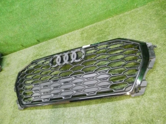 Решетка радиатора для Audi Q3 F3 2018+ на фотографиях