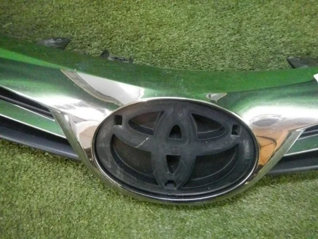 Решетка радиатора для Toyota Corolla E160/E180 Седан (RU) 2012-2016 на фотографиях