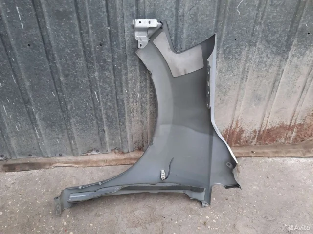 Крылья для Nissan Tiida SC11 Седан 2007-2014 на фотографиях