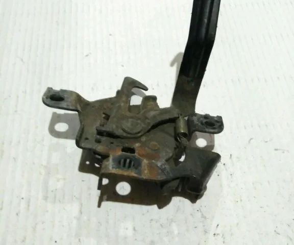 Замок капота для Toyota Corolla E140/E150 Седан 2006-2013 на фотографиях