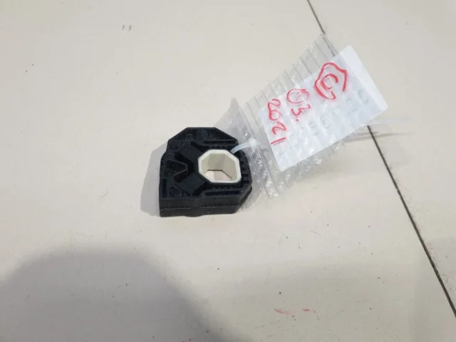 Кронштейн радиатора верхний для Skoda Rapid I rest NH3 2017-2020 на фотографиях