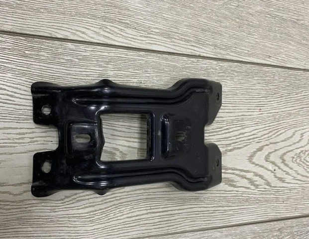 Кронштейн замка капота для Skoda Rapid II 2020+ на фотографиях